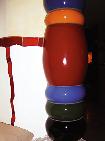 farbige Keramiksäule als Schmuckelement